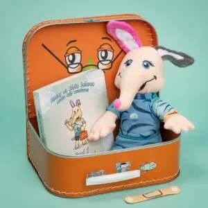 Amley en Woko met EHBO-kinderboek ‘Kleine Snijwond’ en herbruikbare pleister. Kinderen leren spelenderwijs eerste hulp toepassen.