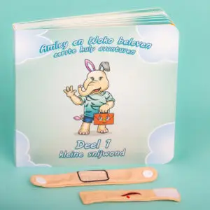 Voorzijde van het EHBO kinderboek ‘Amley en Woko – Kleine Snijwond’, met herbruikbare pleister en snijwond accessoires. Kinderen leren spelenderwijs eerste hulp toepassen.