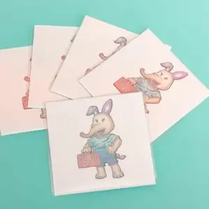 Set van 5 Amley en Woko kindertattoo stickers – tijdelijke EHBO-tatoeages met Amley die Woko de wonderkoffer vasthoudt.