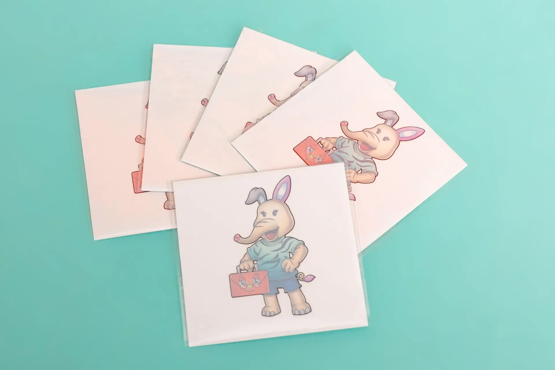 Set van 5 Amley en Woko kindertattoo stickers – tijdelijke EHBO-tatoeages met Amley die Woko de wonderkoffer vasthoudt.