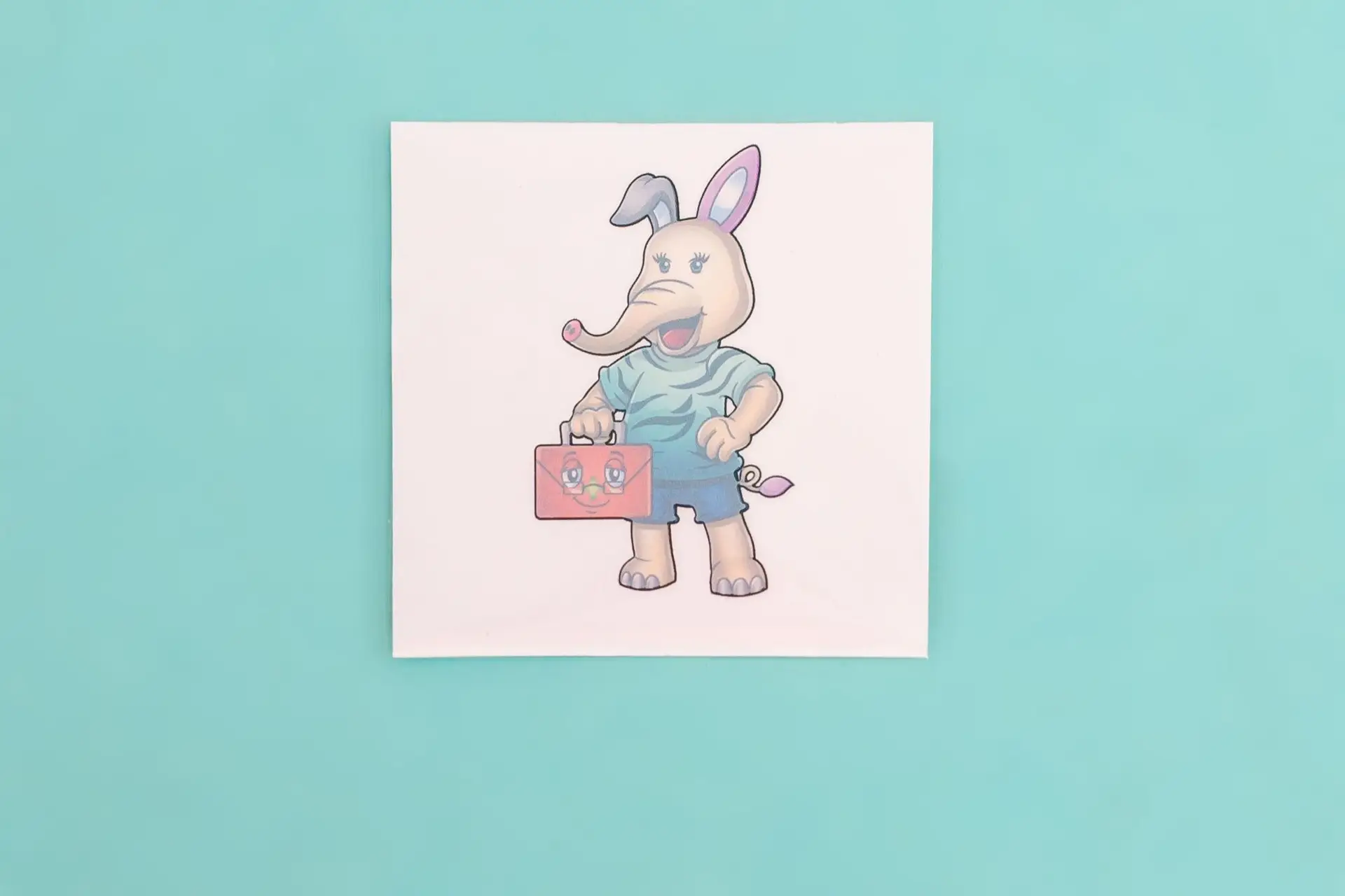 Amley en Woko tattoo sticker – tijdelijke EHBO-tatoeage met Amley die Woko de wonderkoffer vasthoudt.