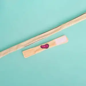 Herbruikbare blauwe plek en verband uit de EHBO-set van ‘Amley en Woko – Kneuzing aan de Hand’. Kinderen oefenen spelenderwijs wondverzorging en eerste hulp.