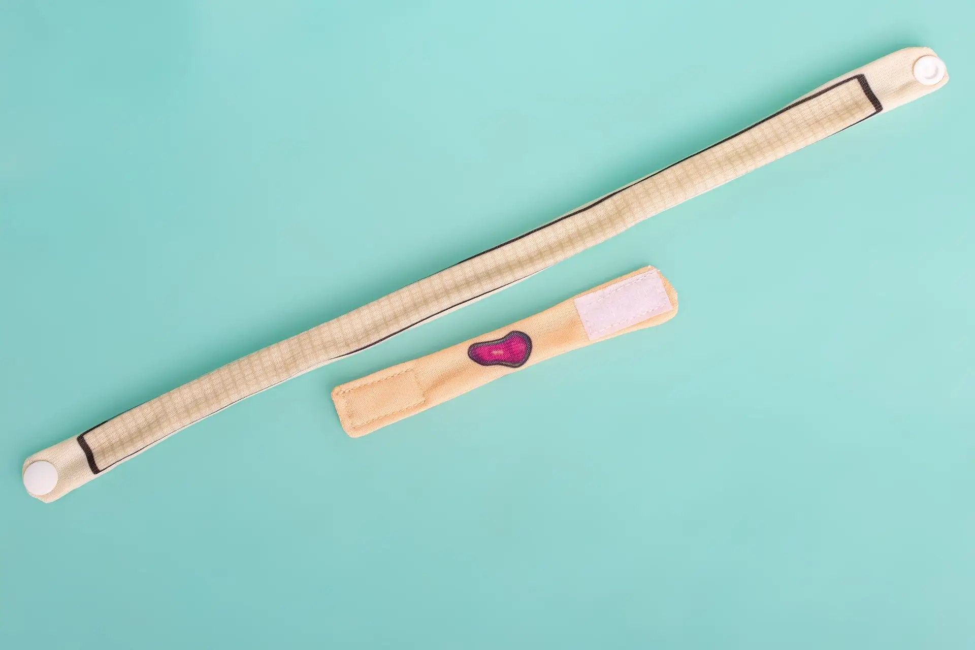 Herbruikbare blauwe plek en verband uit de EHBO-set van ‘Amley en Woko – Kneuzing aan de Hand’. Kinderen oefenen spelenderwijs wondverzorging en eerste hulp.