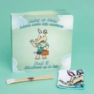 EHBO-set uit Amley en Woko: boekje Schaafwond op de knie, pleister met snijwond en washandje om kinderen spelenderwijs eerste hulp te leren.
