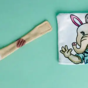 EHBO-accessoires uit Amley en Woko: pleister met snijwond en washandje om spelenderwijs te leren hoe je een wondje schoonmaakt en verzorgt.