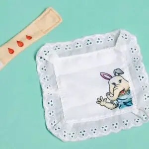 EHBO-accessoires uit Amley en Woko: pleister met bloeddruppels en een zakdoekje om spelenderwijs te leren hoe een bloedneus verzorgd wordt.