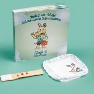 Amley en Woko deel 4 – Bloedneus: EHBO-boekje met accessoires zoals bloeddruppels op een pleister en een zakdoekje om spelenderwijs eerste hulp te leren bij een bloedneus.