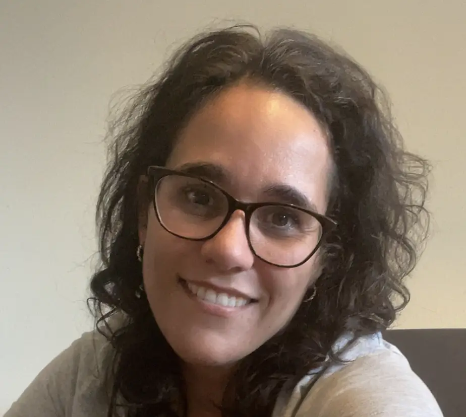 Mirjam van meervanmir.eu leest samen met haar kinderen het EHBO-boekje van Amley en Woko op de bank.